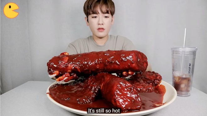 Đối thủ của bà Tân Vlog đã xuất hiện: Youtuber người Hàn tự tay làm những món ăn siêu to khổng lồ khiến dân tình choáng váng - Ảnh 11.