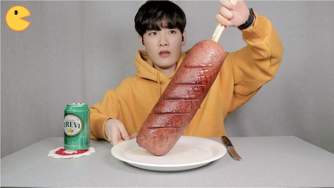Đối thủ của bà Tân Vlog đã xuất hiện: Youtuber người Hàn tự tay làm những món ăn siêu to khổng lồ khiến dân tình choáng váng - Ảnh 12.