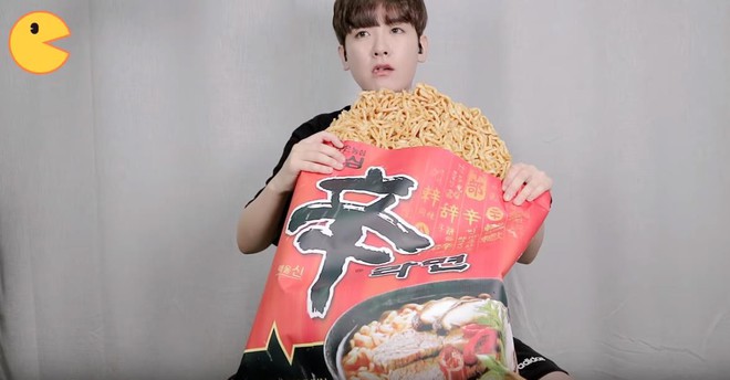 Đối thủ của bà Tân Vlog đã xuất hiện: Youtuber người Hàn tự tay làm những món ăn siêu to khổng lồ khiến dân tình choáng váng - Ảnh 14.