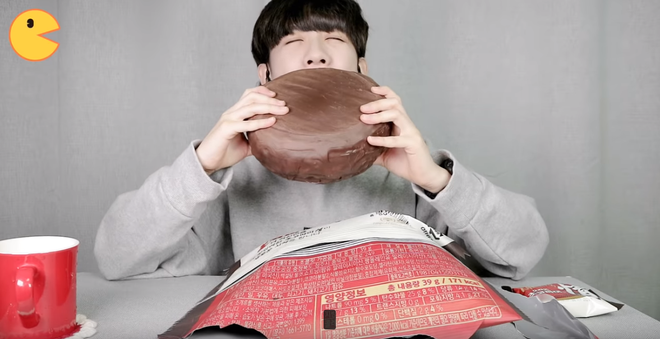Đối thủ của bà Tân Vlog đã xuất hiện: Youtuber người Hàn tự tay làm những món ăn siêu to khổng lồ khiến dân tình choáng váng - Ảnh 4.
