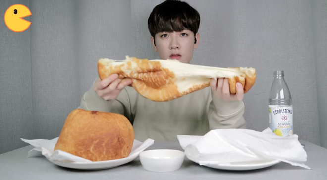 Đối thủ của bà Tân Vlog đã xuất hiện: Youtuber người Hàn tự tay làm những món ăn siêu to khổng lồ khiến dân tình choáng váng - Ảnh 9.
