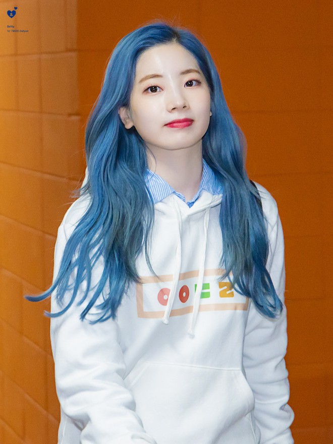 Tấu hài cực mạnh: Dahyun (TWICE) giật trọn spotlight cuối tuần với hình tượng cô bé đô con Thần Đèn tại sân khấu fanmeeting mới nhất - Ảnh 4.