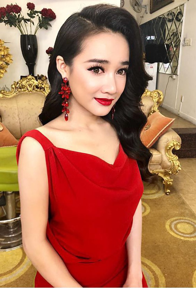 Nam Em, Nhã Phương không phải bà con nhưng giống nhau một điểm: makeup nhạt mới xinh, dặm son phấn quá đà là xuống sắc - Ảnh 4.