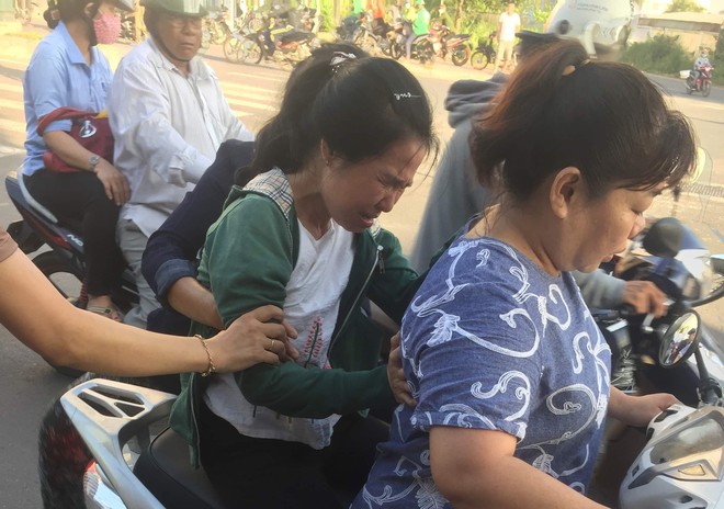 TP.HCM: Chồng bị xe đ&acirc;m tử vong tr&ecirc;n đường đi l&agrave;m, vợ kh&oacute;c ngất tại hiện trường - Ảnh 3.