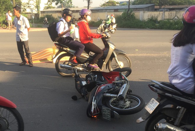 TP.HCM: Chồng bị xe đ&acirc;m tử vong tr&ecirc;n đường đi l&agrave;m, vợ kh&oacute;c ngất tại hiện trường - Ảnh 2.