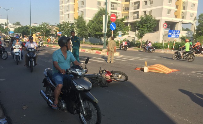 TP.HCM: Chồng bị xe đ&acirc;m tử vong tr&ecirc;n đường đi l&agrave;m, vợ kh&oacute;c ngất tại hiện trường - Ảnh 1.
