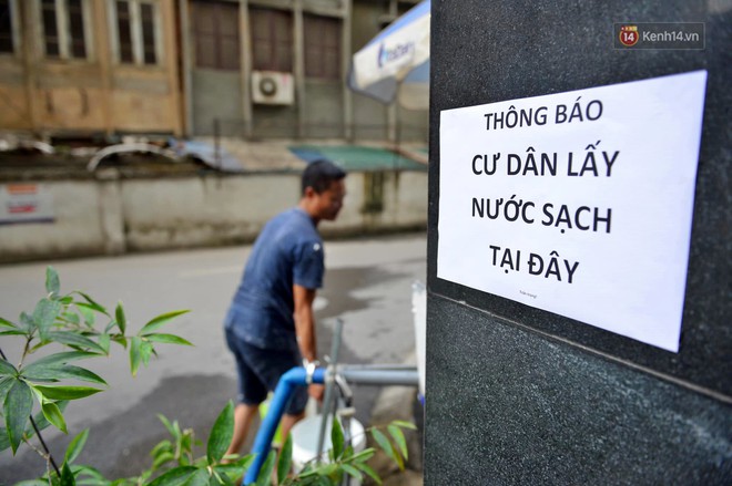 Ảnh: Dầu lắng cặn, bốc mùi nồng nặc khi thau rửa bể nước tại khu đô thị Hà Nội sau sự cố ô nhiễm nước sông Đà - Ảnh 17.
