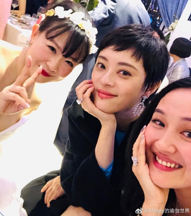 Bị đồn thổi ly h&ocirc;n Đặng Si&ecirc;u, T&ocirc;n Lệ đ&aacute;p trả cực cao tay bằng chiếc nhẫn kim cương to tổ chảng dằn mặt antifan - Ảnh 1.