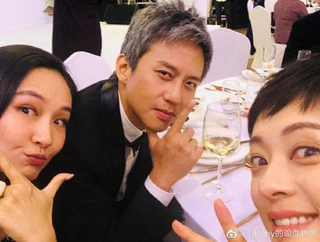 Bị đồn thổi ly h&ocirc;n Đặng Si&ecirc;u, T&ocirc;n Lệ đ&aacute;p trả cực cao tay bằng chiếc nhẫn kim cương to tổ chảng dằn mặt antifan - Ảnh 2.