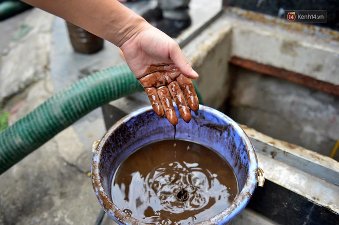 Ảnh: Dầu lắng cặn, bốc mùi nồng nặc khi thau rửa bể nước tại khu đô thị Hà Nội sau sự cố ô nhiễm nước sông Đà - Ảnh 13.