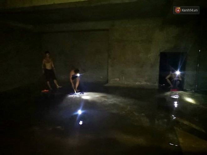 Ảnh: Dầu lắng cặn, bốc mùi nồng nặc khi thau rửa bể nước tại khu đô thị Hà Nội sau sự cố ô nhiễm nước sông Đà - Ảnh 7.