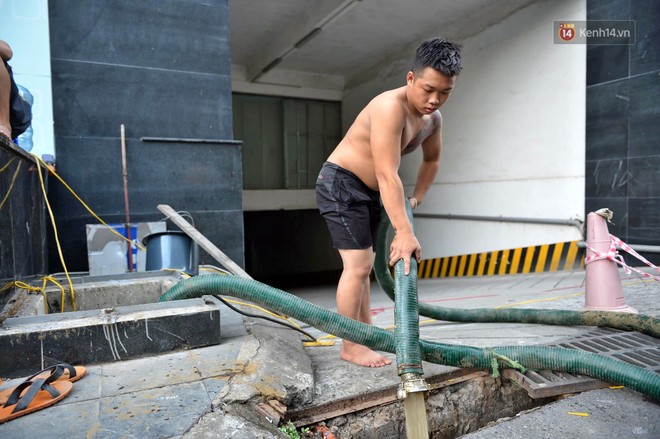 Ảnh: Dầu lắng cặn, bốc mùi nồng nặc khi thau rửa bể nước tại khu đô thị Hà Nội sau sự cố ô nhiễm nước sông Đà - Ảnh 15.