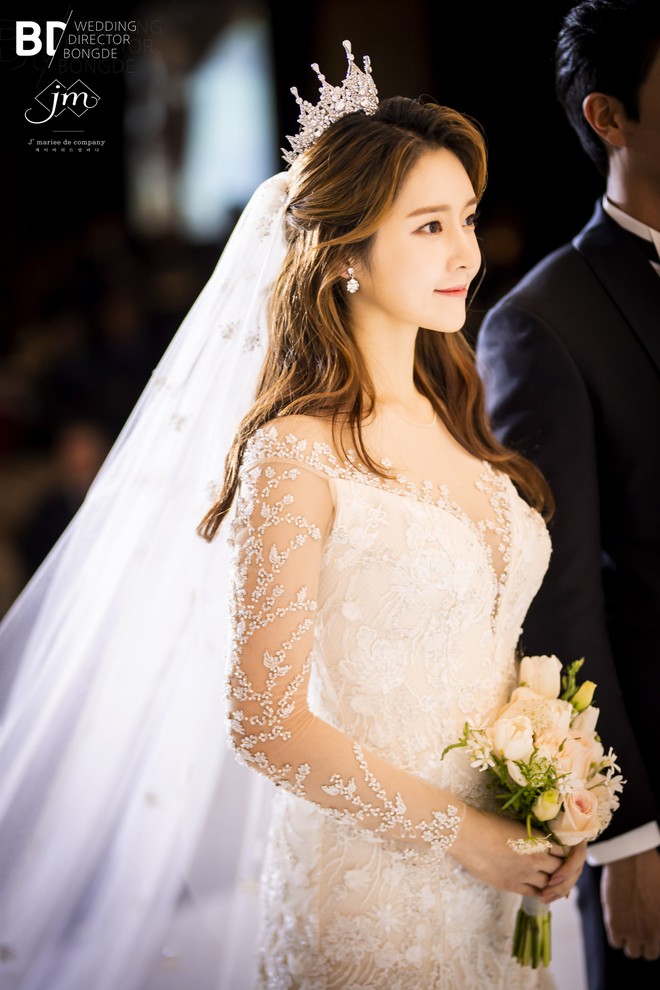 Cựu thành viên bị bắt nạt của T-Ara tung ảnh trong đám cưới như cổ tích, nhan sắc chồng khiến fan trầm trồ - Ảnh 1.