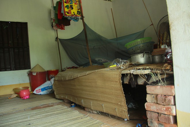 Xót xa cụ bà sống cùng con cháu trong túp lều quây bạt không điện nước suốt 24 năm ở Vĩnh Phúc - Ảnh 5.