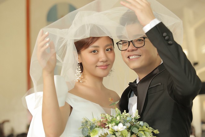 Râm ran chuyện cưới xin của Văn Mai Hương mấy ngày nay, hoá ra là sắp cưới Bùi Anh Tuấn trong MV mới - Ảnh 2.