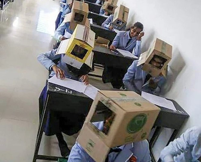 Ấn Độ: Chống gian lận thi cử, trường cao đẳng bắt học sinh đội thùng carton lên đầu để đảm bảo không còn cửa quay cóp - Ảnh 3.