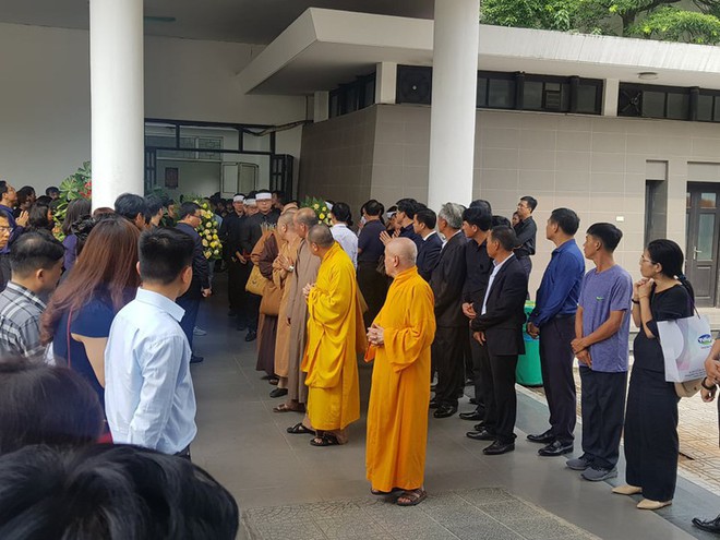 D&ograve;ng người nghẹn ng&agrave;o tiễn biệt Thứ trưởng L&ecirc; Hải An - Ảnh 1.