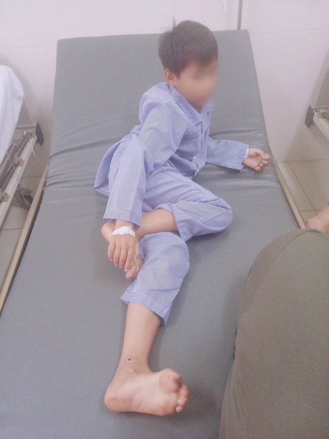 Mang b&igrave;nh xịt hơi cay đến trường, nam sinh l&agrave;m gần 20 bạn học nhập viện - Ảnh 1.