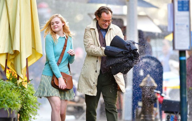 Review Chuyện Ngày Mưa Ở New York: Dí dỏm và ngọt ngào, Elle Fanning vẫn dại trai nhưng duyên hơn ở Maleficent - Ảnh 2.