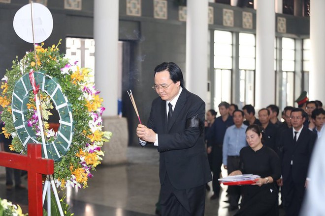 D&ograve;ng người nghẹn ng&agrave;o tiễn biệt Thứ trưởng L&ecirc; Hải An - Ảnh 4.