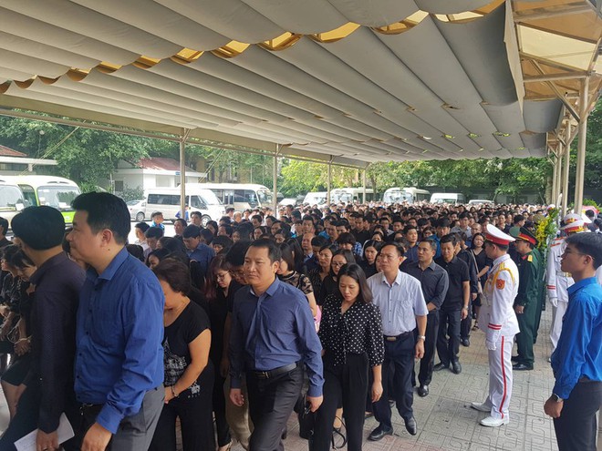 D&ograve;ng người nghẹn ng&agrave;o tiễn biệt Thứ trưởng L&ecirc; Hải An - Ảnh 6.
