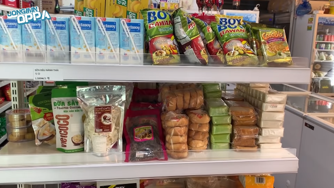 Thử thách youtuber người Hàn cầm 200k đi mua đồ ăn vặt Việt Nam ngay tại xứ sở kim chi và cái kết - Ảnh 5.