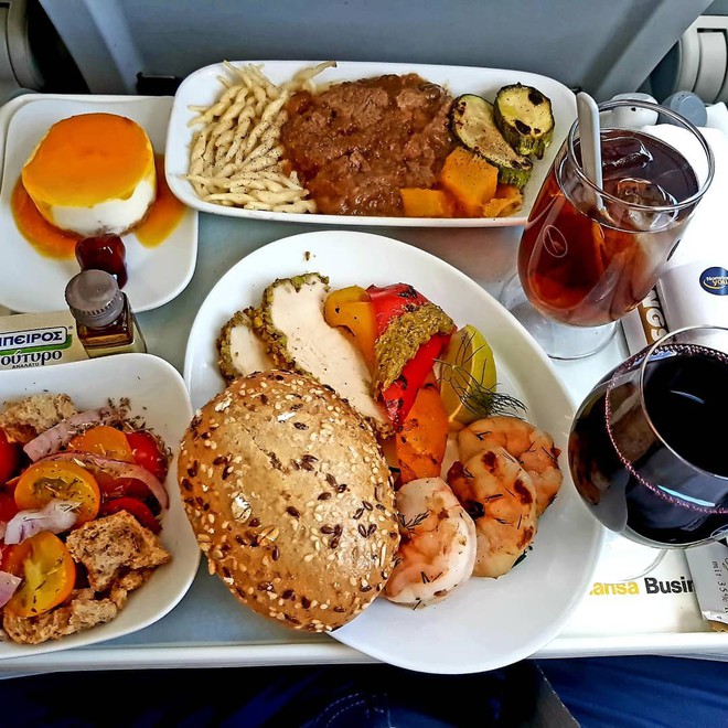Suất ăn hạng nhất của 15 hãng hàng không này sẽ làm thay đổi quan niệm của bạn về chuyện ăn uống trên máy bay - Ảnh 41.