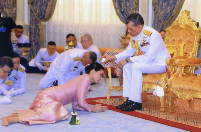 Hoàng hậu và Hoàng quý phi Thái Lan: Xuất phát điểm tương đồng, cùng mục tiêu nhưng người về đỉnh cao, người về vực sâu trong cuộc cung đấu - Ảnh 2.