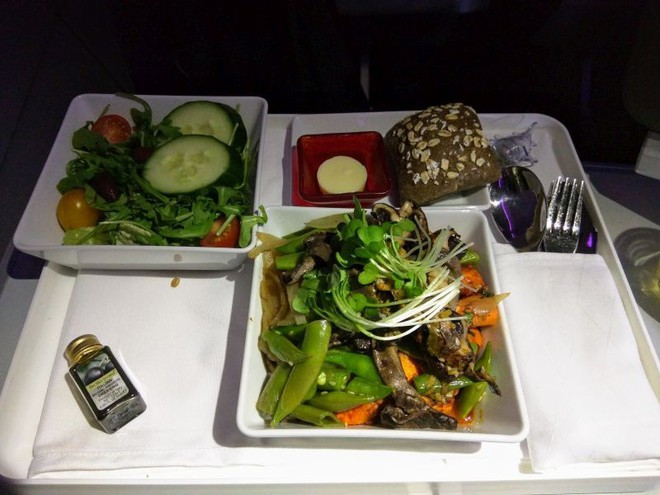 Suất ăn hạng nhất của 15 hãng hàng không này sẽ làm thay đổi quan niệm của bạn về chuyện ăn uống trên máy bay - Ảnh 9.