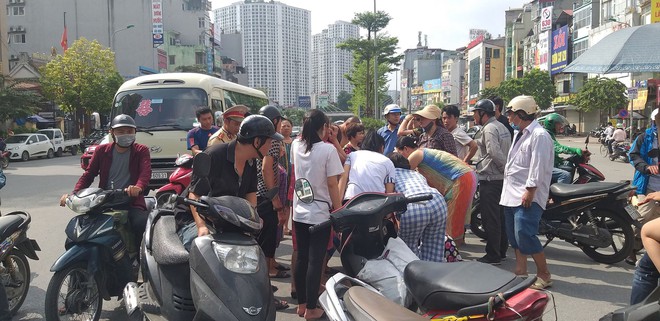 Hà Nội: Nam thanh niên chạy xe không làm chủ tốc độ tông người qua đường nguy kịch - Ảnh 1.