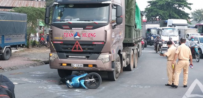 TP. HCM: 2 vợ chồng trẻ bị xe container cán tử vong trên đường đưa con đi học, bé gái 5 tuổi bị thương nặng - Ảnh 2.