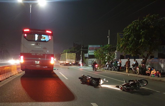 Bình Dương: Hai xe máy tự va quẹt ngã ra đường vì nói chuyện khi lưu thông, người đàn ông bị xe khách cán tử vong - Ảnh 2.