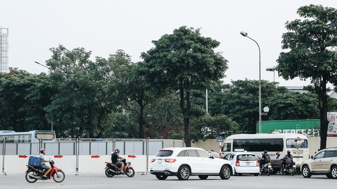 Hà Nội : Rào chắn thêm tuyến đường Lê Đức Thọ - Lê Quang Đạo phục vụ thi công đường đua F1, người dân lại “than” tắc đường - Ảnh 3.