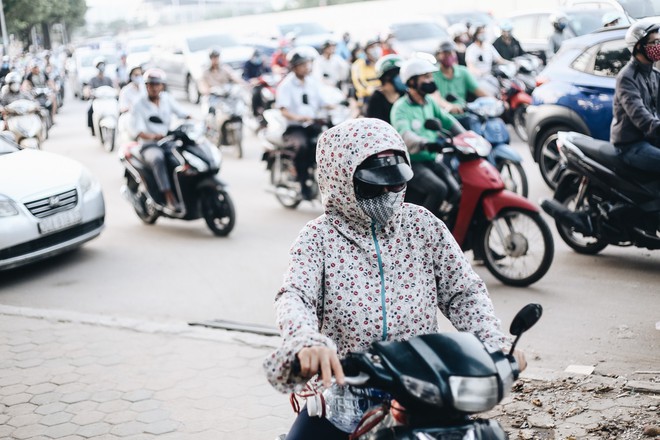 Hà Nội : Rào chắn thêm tuyến đường Lê Đức Thọ - Lê Quang Đạo phục vụ thi công đường đua F1, người dân lại “than” tắc đường - Ảnh 12.