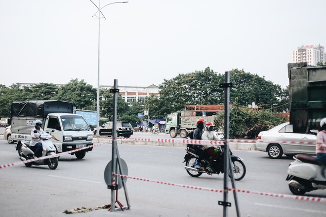 Hà Nội : Rào chắn thêm tuyến đường Lê Đức Thọ - Lê Quang Đạo phục vụ thi công đường đua F1, người dân lại “than” tắc đường - Ảnh 14.