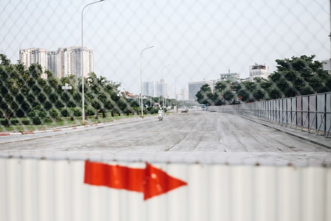 Hà Nội : Rào chắn thêm tuyến đường Lê Đức Thọ - Lê Quang Đạo phục vụ thi công đường đua F1, người dân lại “than” tắc đường - Ảnh 6.