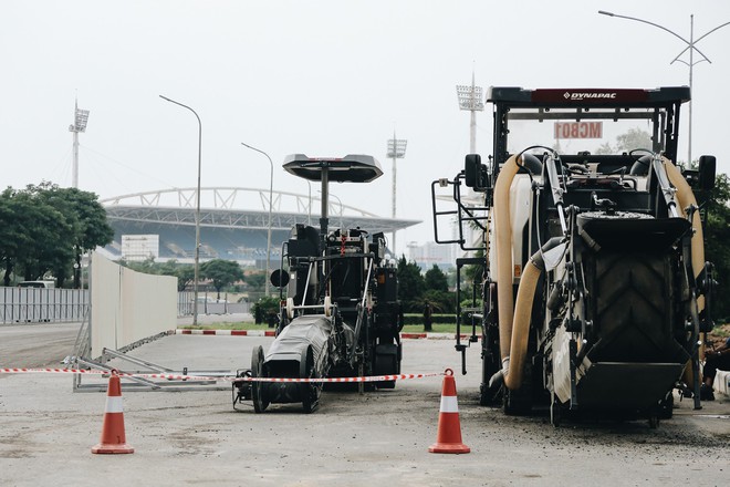 Hà Nội : Rào chắn thêm tuyến đường Lê Đức Thọ - Lê Quang Đạo phục vụ thi công đường đua F1, người dân lại “than” tắc đường - Ảnh 8.