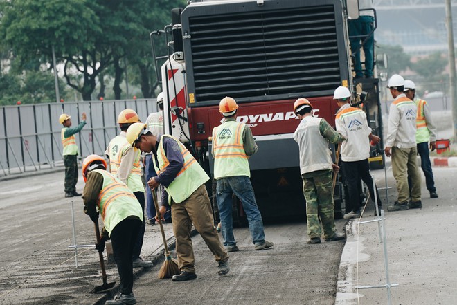 Hà Nội : Rào chắn thêm tuyến đường Lê Đức Thọ - Lê Quang Đạo phục vụ thi công đường đua F1, người dân lại “than” tắc đường - Ảnh 9.