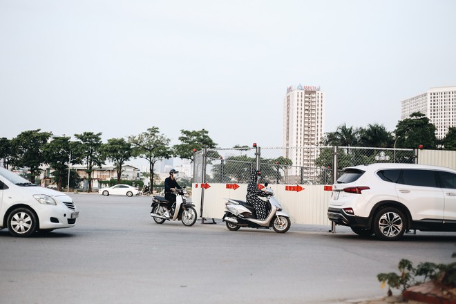 Hà Nội : Rào chắn thêm tuyến đường Lê Đức Thọ - Lê Quang Đạo phục vụ thi công đường đua F1, người dân lại “than” tắc đường - Ảnh 10.