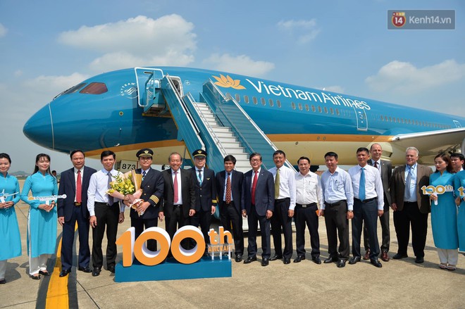Vietnam Airlines đ&oacute;n chiếc m&aacute;y bay thứ 100, bổ sung m&aacute;y bay th&acirc;n rộng v&agrave;o đo&agrave;n bay hiện đại - Ảnh 2.