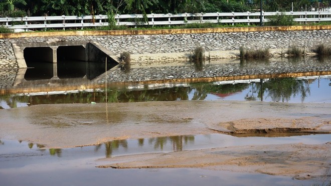 Người dân tá hỏa phát hiện nhà máy nước xả bùn thải đặc ra hồ điều hòa - Ảnh 1.