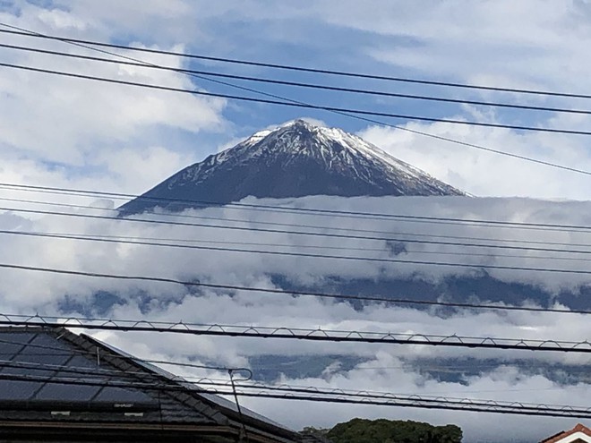 Ngay trước khi Nhật hoàng đăng quang, cầu vồng bất ngờ xuất hiện và núi Phú Sĩ đón đợt tuyết đầu tiên trong sự ngỡ ngàng của người dân - Ảnh 4.