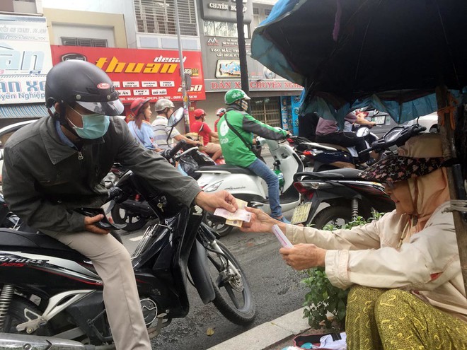 Người phụ nữ S&agrave;i G&ograve;n một thời gi&agrave;u c&oacute;, 94 tuổi sống gầm cầu, b&aacute;n v&eacute; số - Ảnh 2.