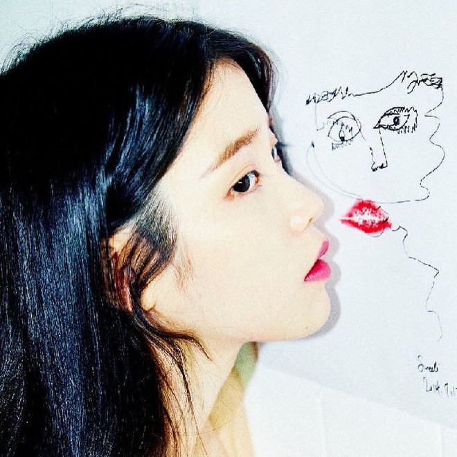 IU đăng ảnh kỷ niệm 4 năm ra album sau đám tang Sulli, ý nghĩa đằng sau bức tranh đi kèm gây xót xa - Ảnh 2.