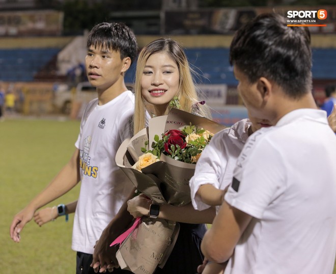 Mẹ Văn Hậu thay con nhận huy chương V.League, gia đình Duy Mạnh vất vả mới có ảnh chụp chung - Ảnh 10.