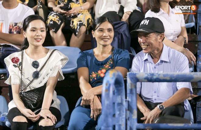 Mẹ Văn Hậu thay con nhận huy chương V.League, gia đình Duy Mạnh vất vả mới có ảnh chụp chung - Ảnh 5.