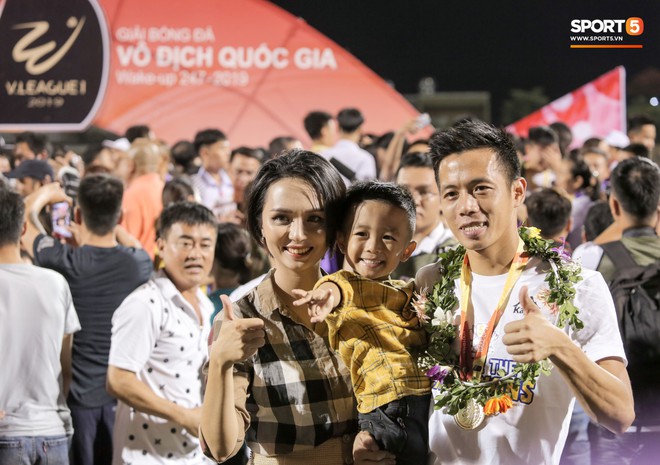 Mẹ Văn Hậu thay con nhận huy chương V.League, gia đình Duy Mạnh vất vả mới có ảnh chụp chung - Ảnh 8.