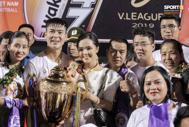 Mẹ Văn Hậu thay con nhận huy chương V.League, gia đình Duy Mạnh vất vả mới có ảnh chụp chung - Ảnh 6.