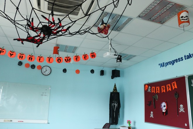 Trang trí concept Halloween như này thì vào lớp học không giật mình, đứng tim mất vài giây mới là lạ!  - Ảnh 5.