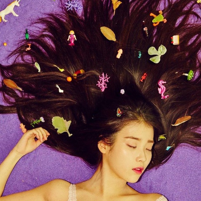 IU đăng ảnh kỷ niệm 4 năm ra album sau đám tang Sulli, ý nghĩa đằng sau bức tranh đi kèm gây xót xa - Ảnh 6.